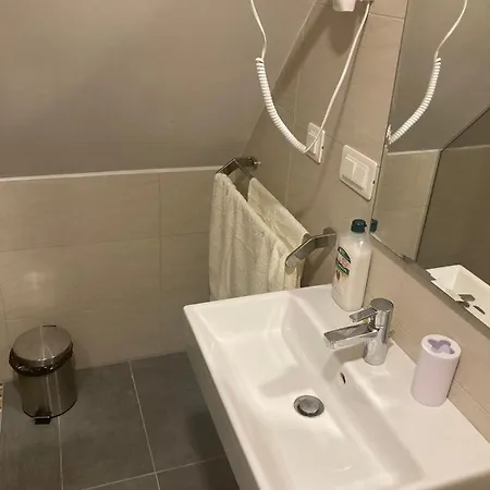 Megi - Konaci Maglic